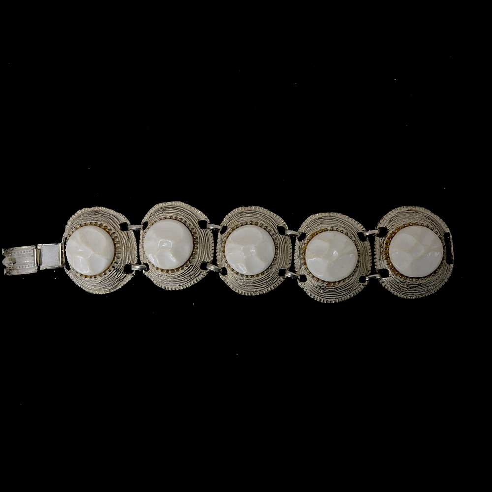 VTG 1960s Chunky Metal Gold White Highlight Faux Pearl Bracelet 6.5”